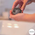 Ben & Anna Tápláló szilárd sampon hajra és testre 2in1 - Kelet varázsa (60 g)