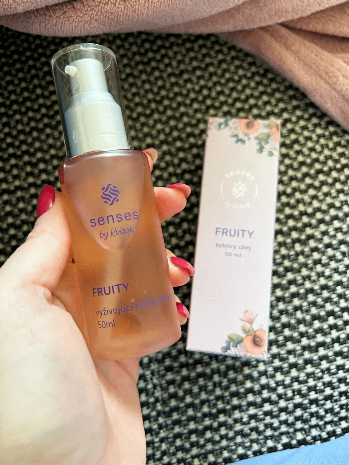 Kvitok Senses Tápláló testolaj Fruity (50 ml) - málna, ribizli és vanília illatával