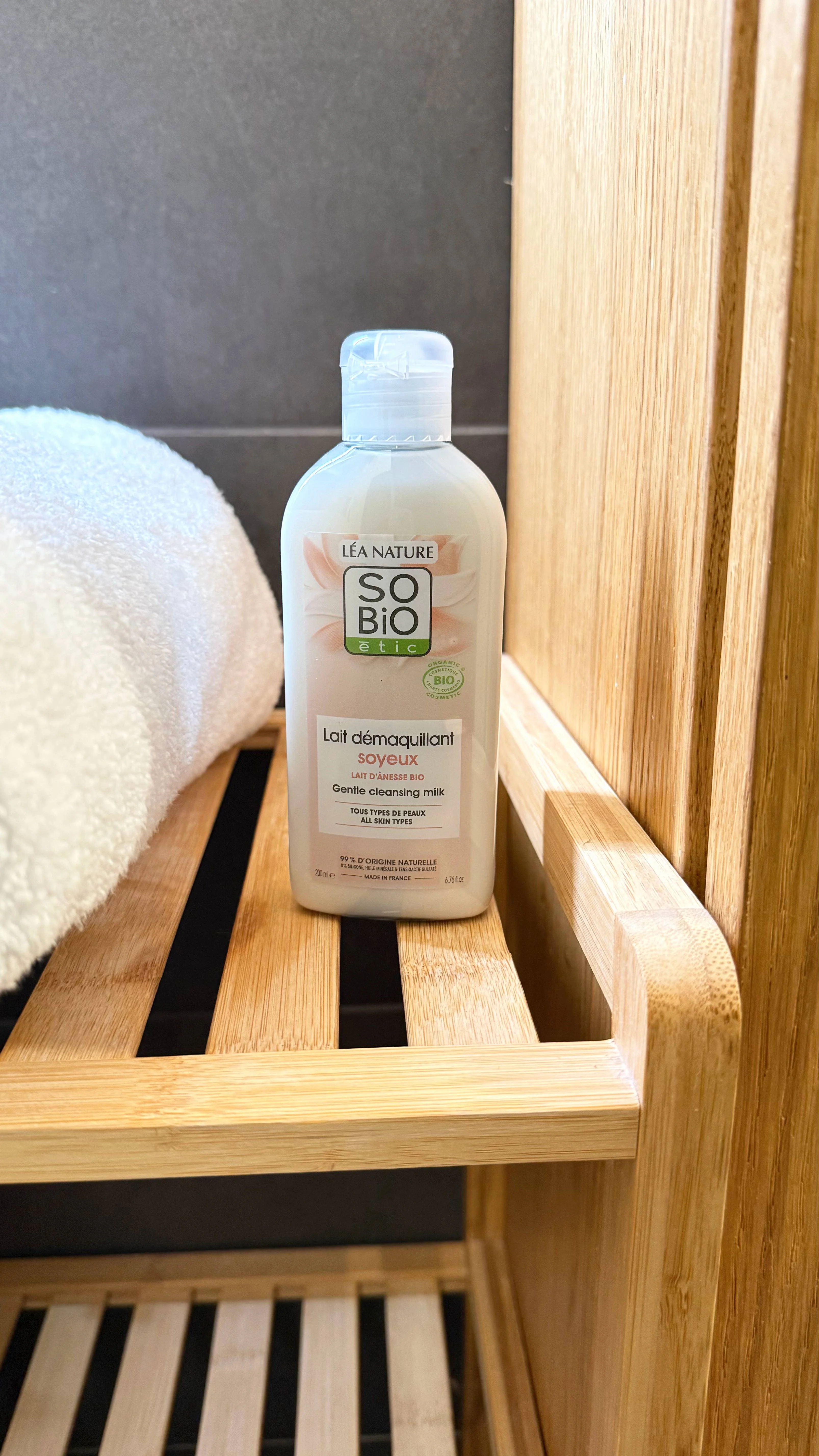 SO’BiO étic BIO sminklemosó tej szamártejjel (200 ml) – gyengéden eltávolítja a sminket és a szennyeződéseket