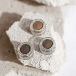 Uoga Uoga Krémes szemöldökpomádé (2,5 ml) 797 Pebbles & Salt - Szőke - 3 árnyalat az optikailag dúsabb szemöldökért