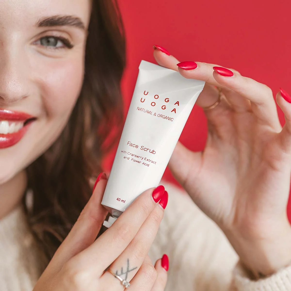 Uoga Uoga Regeneráló arcradír vörösáfonyával (40 ml) - simább és ragyogóbb bőrért