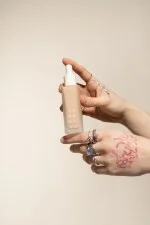 Uoga Uoga Folyékony ásványi alapozó és szérum SPF 20 BIO (30 ml) 685 Desolate Shore - hidratál és védi az arcbőrt