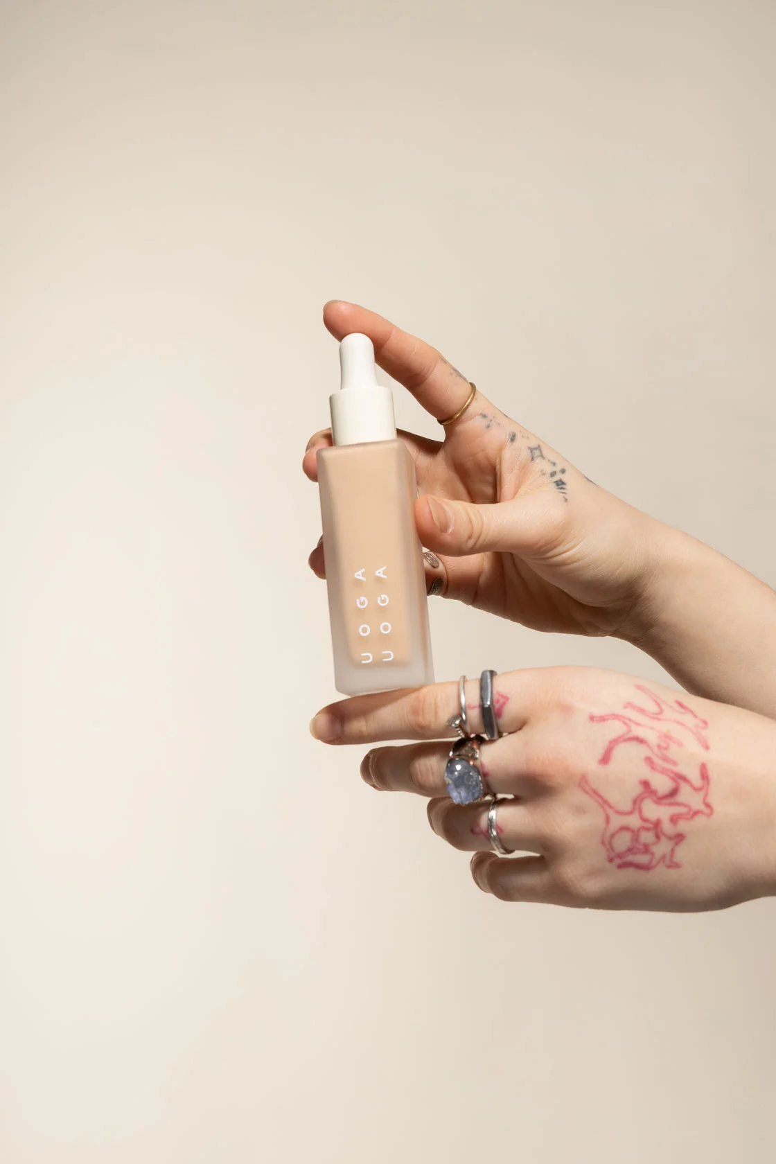 Uoga Uoga Folyékony ásványi alapozó és szérum SPF 20 BIO (30 ml) 690 Endless Horizon - hidratálja és védi az arcbőrt