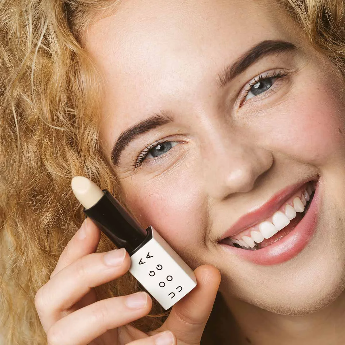 Uoga Uoga Szilárd korrektor (4 g) Special Agent 005 - 655 Gold Tan - különleges ügynök a bőrhibák ellen