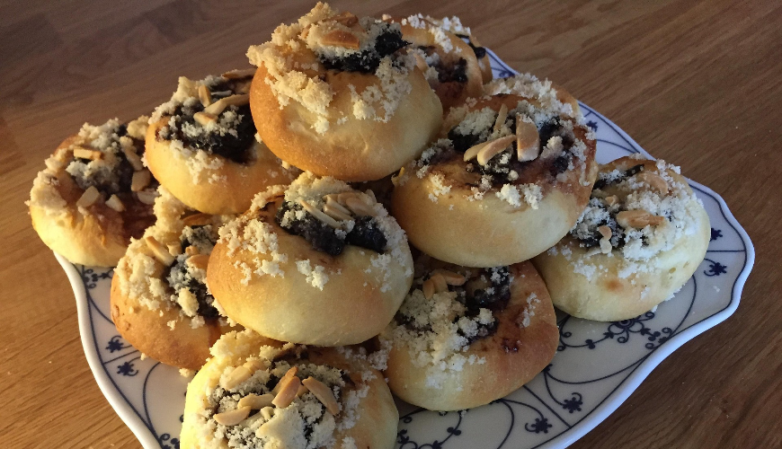 A hájas kifliket otthon úgy sütheted meg, hogy omlósak, gazdagon töltöttek és gyönyörűen illatosak l