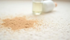 Hogyan tisztítsuk meg a szőnyeget szódabikarbónával, hogy visszanyerje friss megjelenését