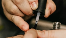 Mit jelentenek a függőleges barázdák a körmeiden?