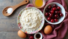 Puha poháros gyümölcsös kevert sütemény, amely a nyár illatát idézi