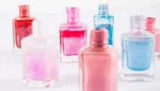 Szépség vegyszerek nélkül természetes körömlakkal