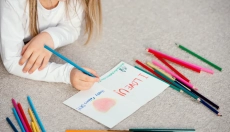 Hogyan távolítsuk el könnyedén a golyóstollat a ruházatunkról