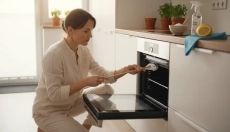 Könnyen szabaduljon meg a sütőajtó üvegei közötti szennyeződéstől