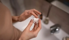 A vitaminos kenőcs védi a bőrt a környezeti hatásoktól.